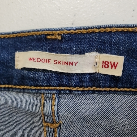 Levi's Premium Wedgie Button Fly Hi-Rise Jeans Size 18W Raw Hem Distressed - Picture 14 of 16